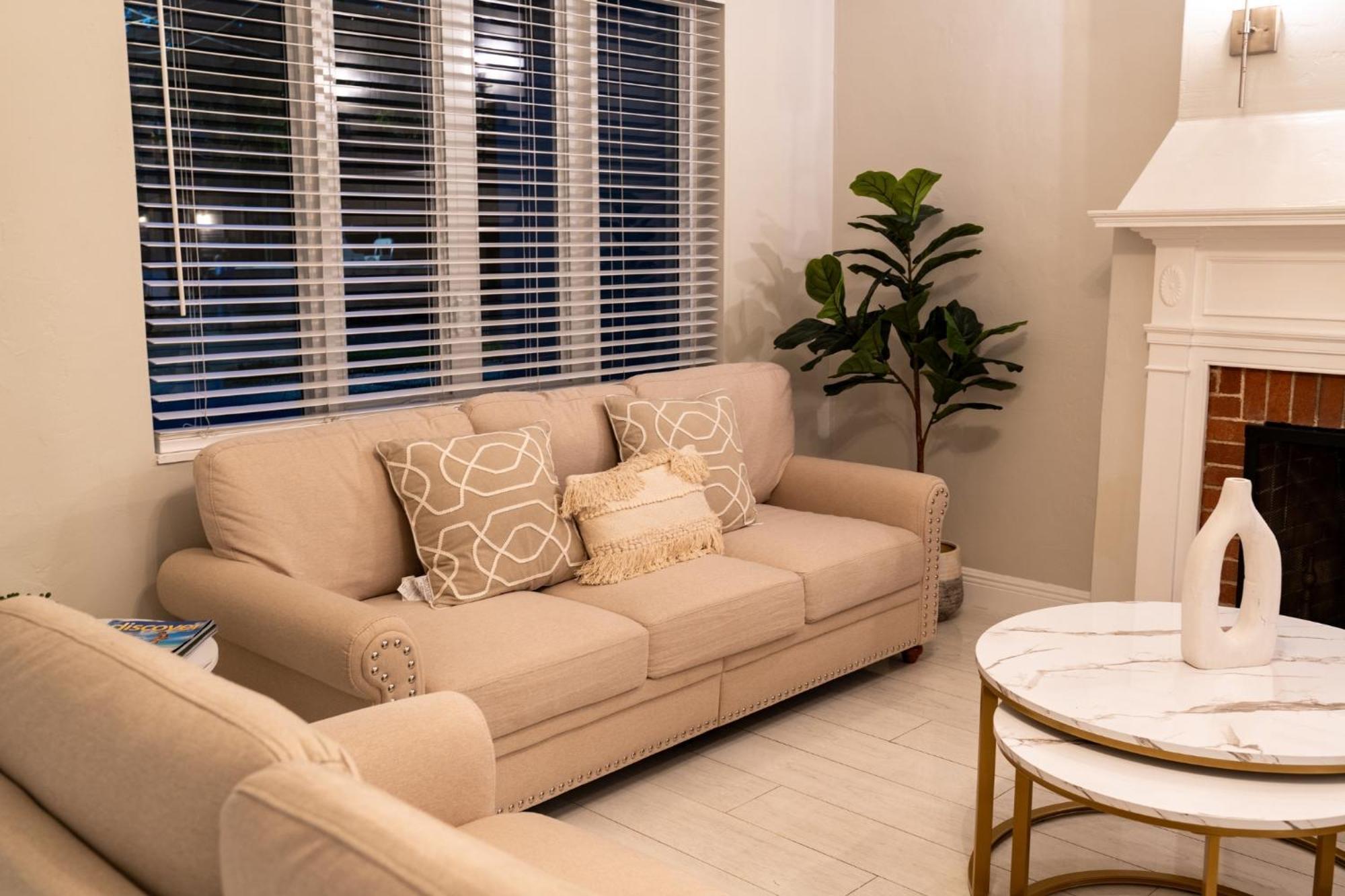 Riverside Luxury Retreat 3b ,3ba Next To Downtown Сasa de vacaciones