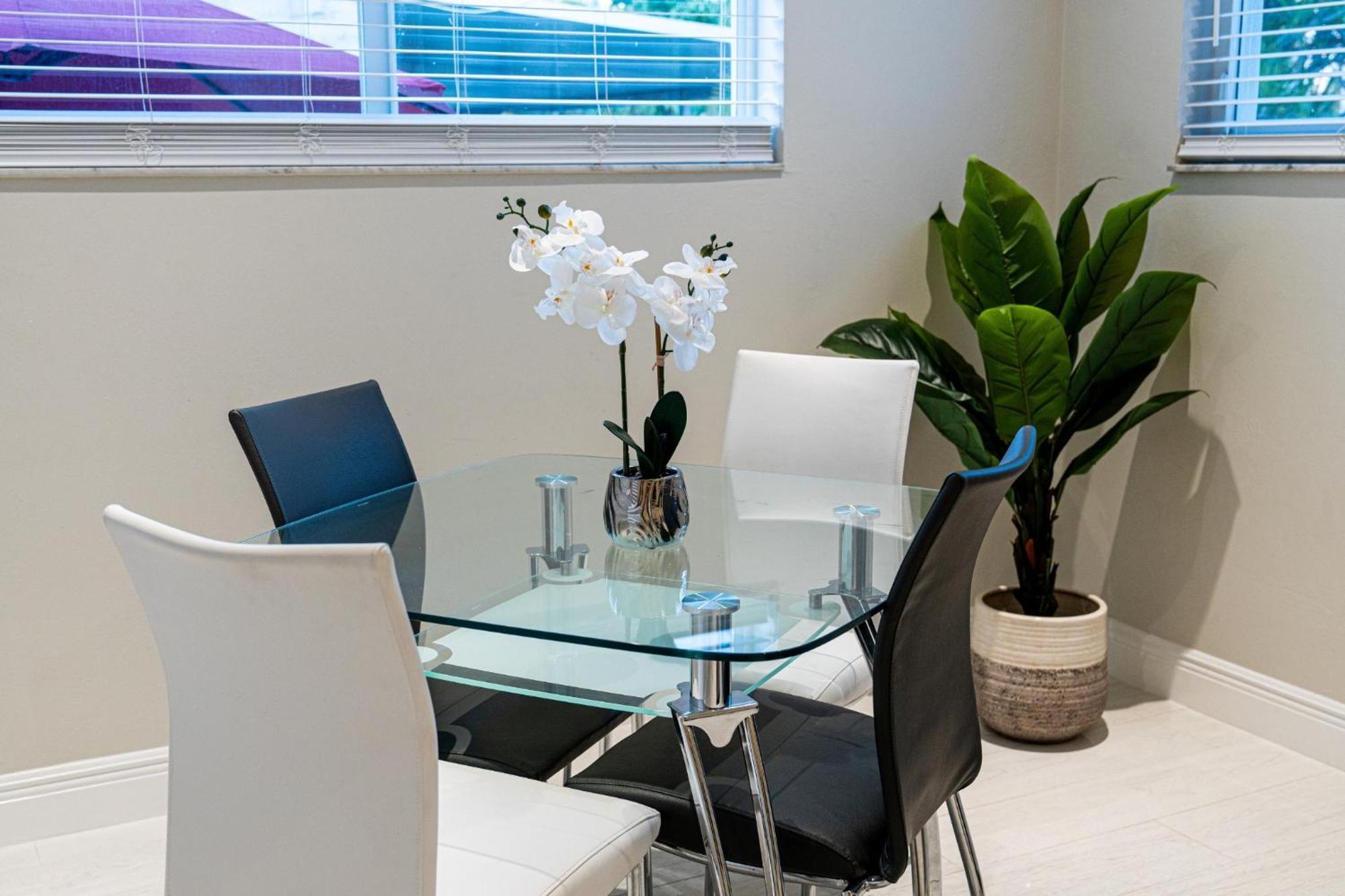 Riverside Luxury Retreat 3b ,3ba Next To Downtown Сasa de vacaciones